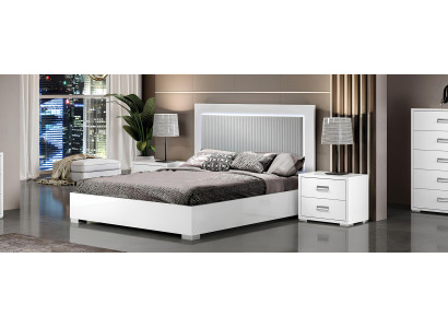 Set di comodini moderni in legno per camera da letto