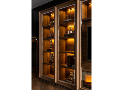 Lussuosa parete soggiorno con camino e tavolino