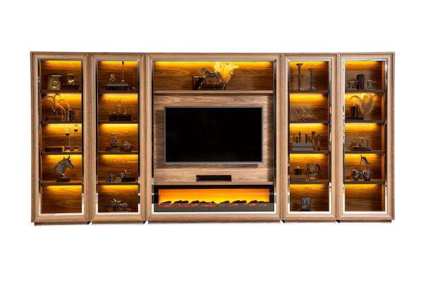 Lussuosa parete soggiorno con camino e tavolino