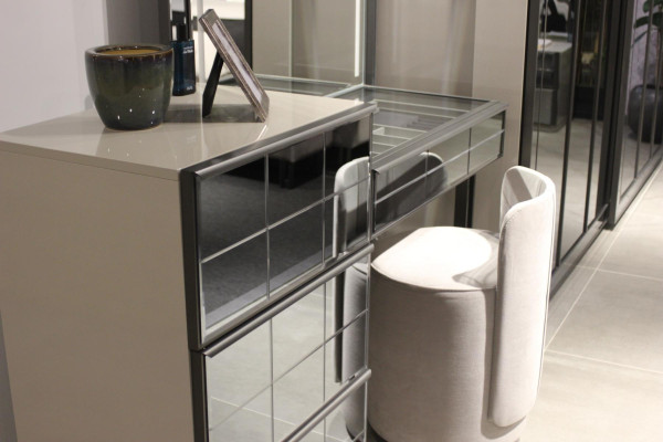 Moderno tavolo da trucco di lusso con elegante sgabello 2 pezzi. Tavolo console nuovo grigio