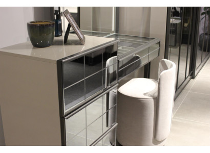 Moderno tavolo da trucco di lusso con elegante sgabello 2 pezzi. Tavolo console nuovo grigio