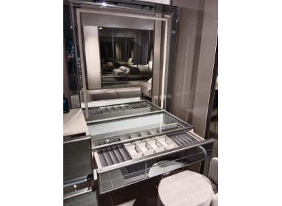 Moderno tavolo da trucco di lusso con elegante sgabello 2 pezzi. Tavolo console nuovo grigio