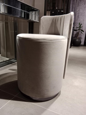 Moderno tavolo da trucco di lusso con elegante sgabello 2 pezzi. Tavolo console nuovo grigio