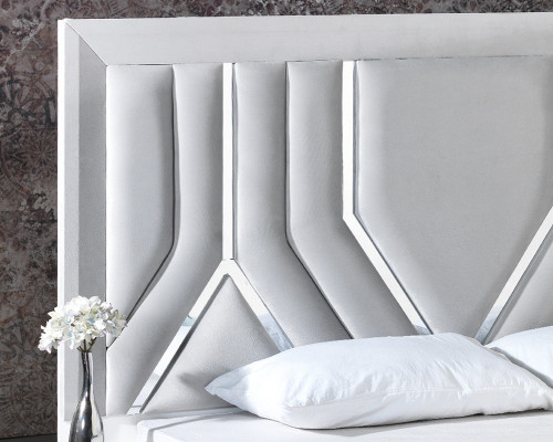Completo letto bianco elegante con comodini e armadio in vetro