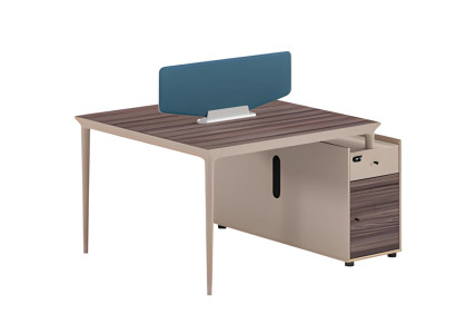 Scrivania moderna beige effetto legno con pannello acustico e spazio di archiviazione mobili per ufficio