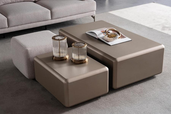 Set di tavolino e pouf beige in tessuto moderno e versatile