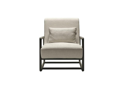 Poltrona moderna in tessuto beige con telaio in legno