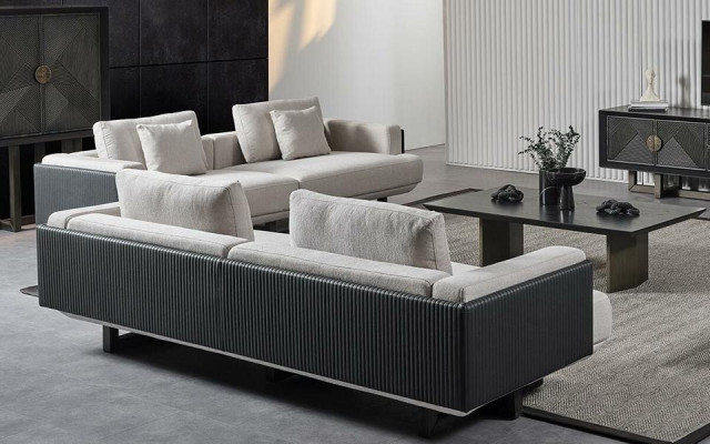 Set da soggiorno in tessuto marrone con tavolo in legno e divani