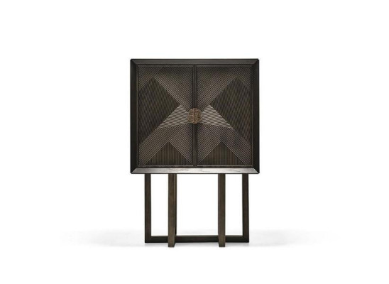 Vetrina in legno marrone elegante e stilosa per la presentazione in soggiorno