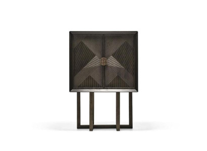 Vetrina in legno marrone elegante e stilosa per la presentazione in soggiorno