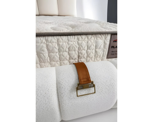 Letto bianco elegante con materasso in design moderno