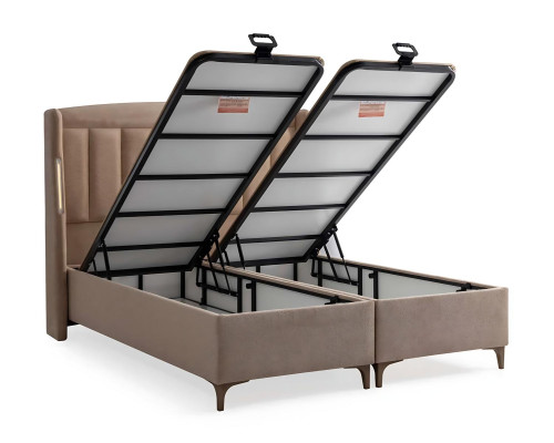 Elegante letto marrone con materasso in tessuto e legno