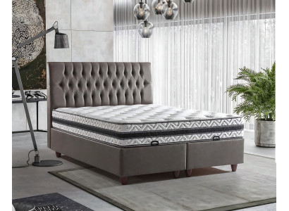 La morbida silhouette del letto con materasso crea un'atmosfera delicata.