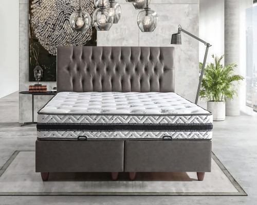 La morbida silhouette del letto con materasso crea un'atmosfera delicata.