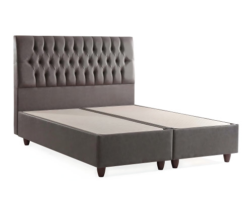 La morbida silhouette del letto con materasso crea un'atmosfera delicata.