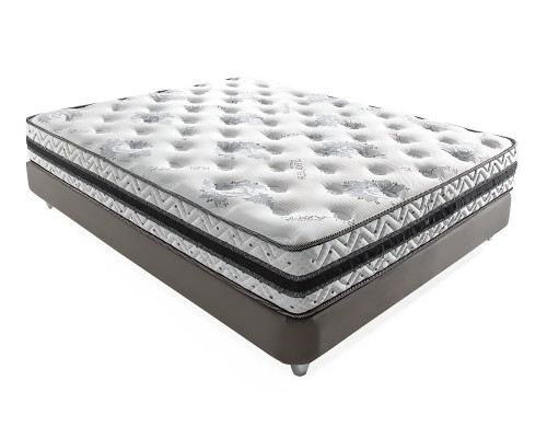 La morbida silhouette del letto con materasso crea un'atmosfera delicata.