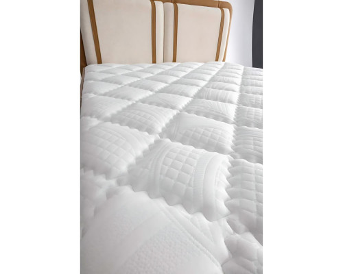 Colori chiari e neutri rendono il letto con materasso versatile.