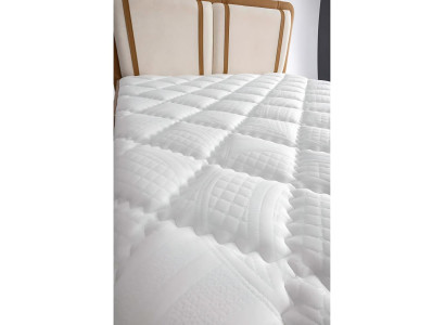 Colori chiari e neutri rendono il letto con materasso versatile.