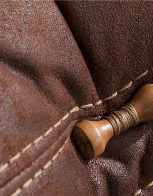 Poltrona morbida a un posto in pelle scamosciata nera.