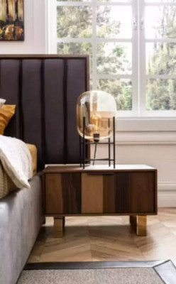 Set di design per camera da letto con due letti, due comodini e quattro pezzi di mobili nuovi.