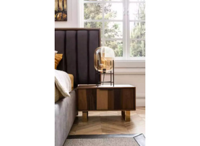 Set di design per camera da letto con due letti, due comodini e quattro pezzi di mobili nuovi.