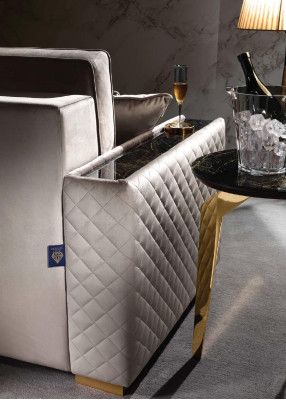 Divano di lusso a 3 posti design moderno rivestito in tessuto, sedute in tessuto di design italiano.