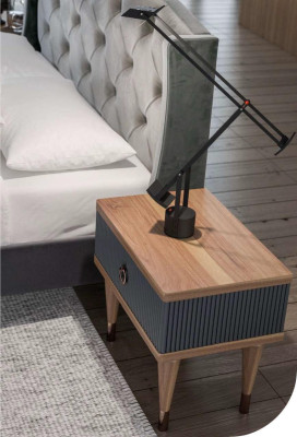 Grigio set di lusso per camera da letto con letto matrimoniale, 2 comodini e cassettiera.