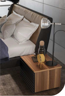 Set da camera da letto, struttura del letto, comodini, comò, specchio, mobili in legno.