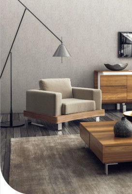 Sedia beige bianca, mobile da soggiorno, poltrona da lettura, poltrona con schienale alto.