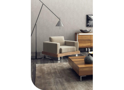 Sedia beige bianca, mobile da soggiorno, poltrona da lettura, poltrona con schienale alto.