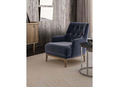 Sedia Chesterfield esclusiva blu, una singola poltrona con struttura in legno.