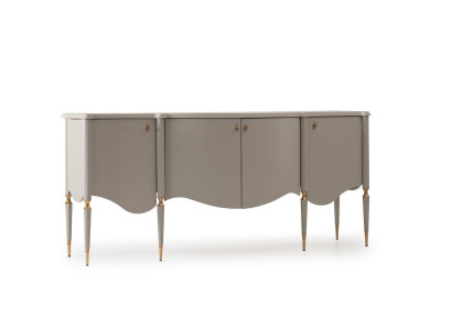 Mobile buffet in legno beige per sala da pranzo.