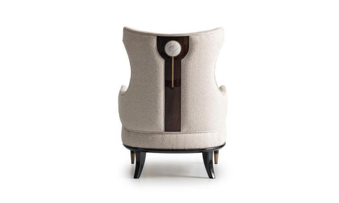 Lussuosa poltrona moderna ad un posto in stile orecchione in tessuto beige per il soggiorno moderno.