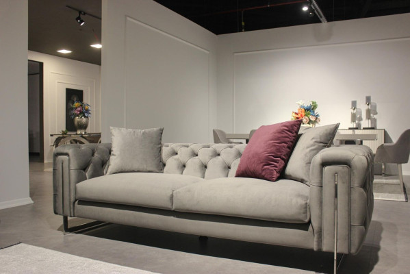 Divano a tre posti moderno per il salotto, arredamento di lusso e design.