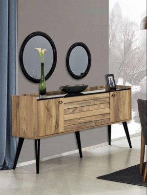 Set di mobili da sala da pranzo design in legno marrone chiaro, credenza in vetro e specchio.