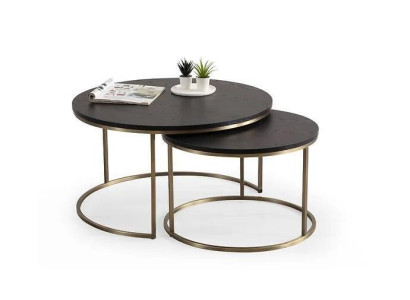 Due tavolini bassi in ottone di alta qualità per il soggiorno.