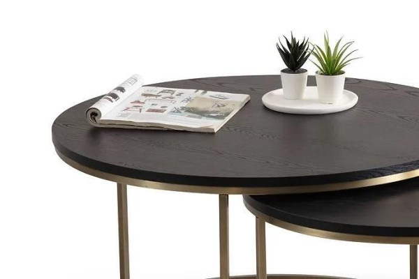 Due tavolini bassi in ottone di alta qualità per il soggiorno.