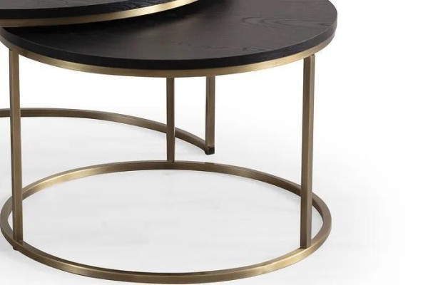 Due tavolini bassi in ottone di alta qualità per il soggiorno.