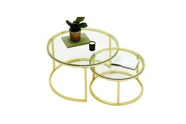 Due tavolini da salotto con piano in vetro e gambe in metallo color oro, mobili da soggiorno