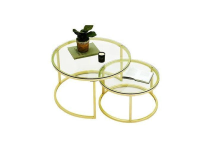 Due tavolini da salotto con piano in vetro e gambe in metallo color oro, mobili da soggiorno