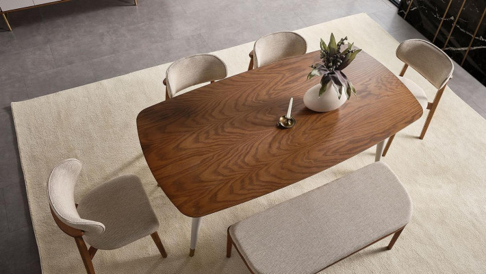 Elegante set composto da tavolo da pranzo, 4 sedie e panca beige per la sala da pranzo.