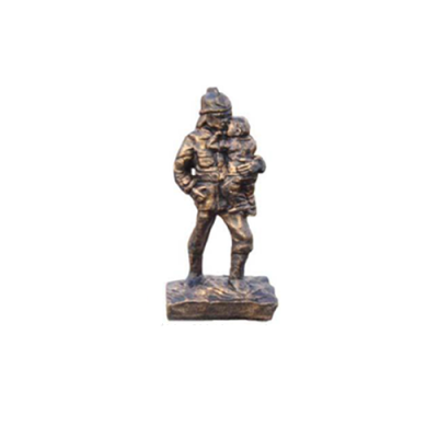 Pompiere salva bambino Statua eroe Scultura Finta di rame Aspetto Decorativo  Vigile del fuoco salva bambino Statua dell'eroe Scultura in falsi rame Aspetto decorativo