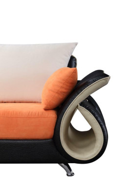 Moderni divani imbottiti completi per il soggiorno.