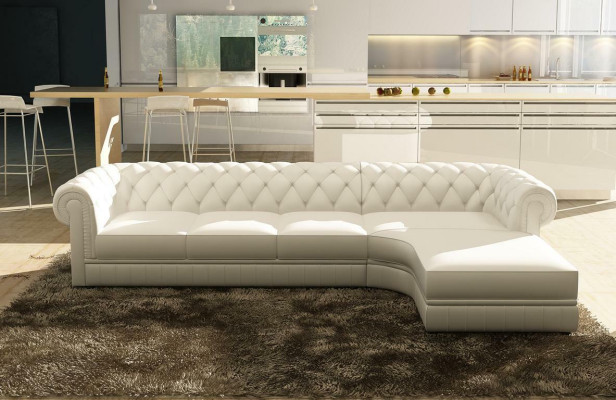 Classico set di divani Chesterfield in pelle ad angolo con imbottitura.