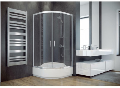 Cabina doccia angolare a quarto di cerchio con parete doccia in vetro.