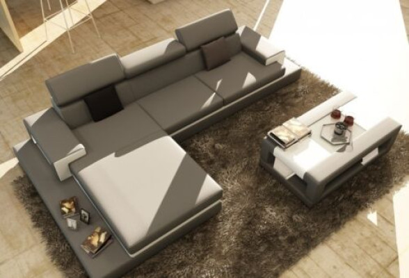 Divano angolare imbottito in tessuto e pelle per arredamento salotto.