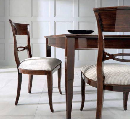 Elegante tavolo da pranzo con sedie di colore marrone scuro con superficie lucida
