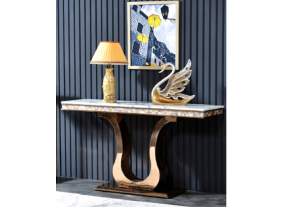 Tavolo console in acciaio inossidabile di design.