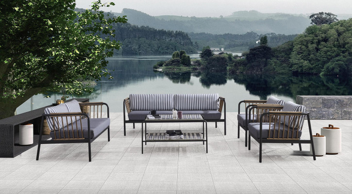 Poltrona di design grigia in tessuto di lusso, sedili di lusso, arredamento imbottito di design.