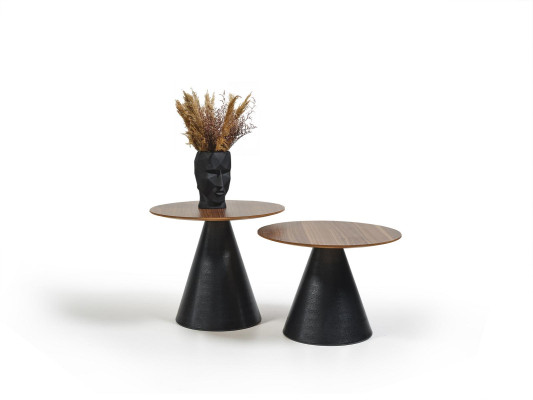 Set elegante di 2 lussuosi tavoli in legno dal design italiano moderno.